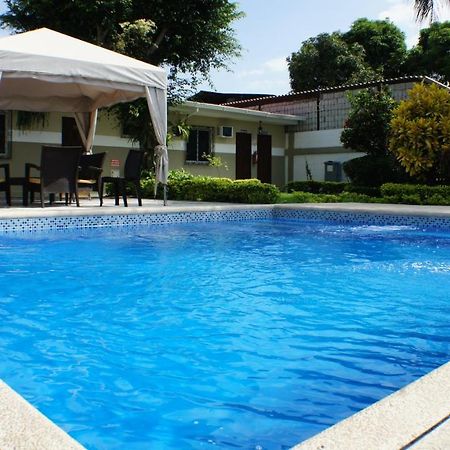 Urdesa Suites Hotel グアヤキル エクステリア 写真