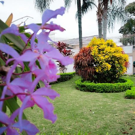 Urdesa Suites Hotel グアヤキル エクステリア 写真