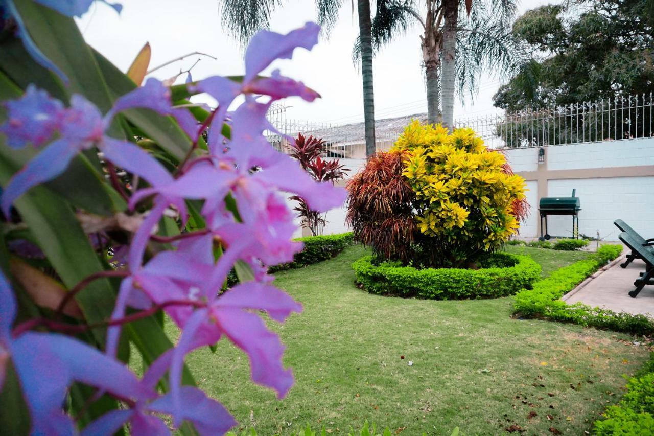 Urdesa Suites Hotel グアヤキル エクステリア 写真