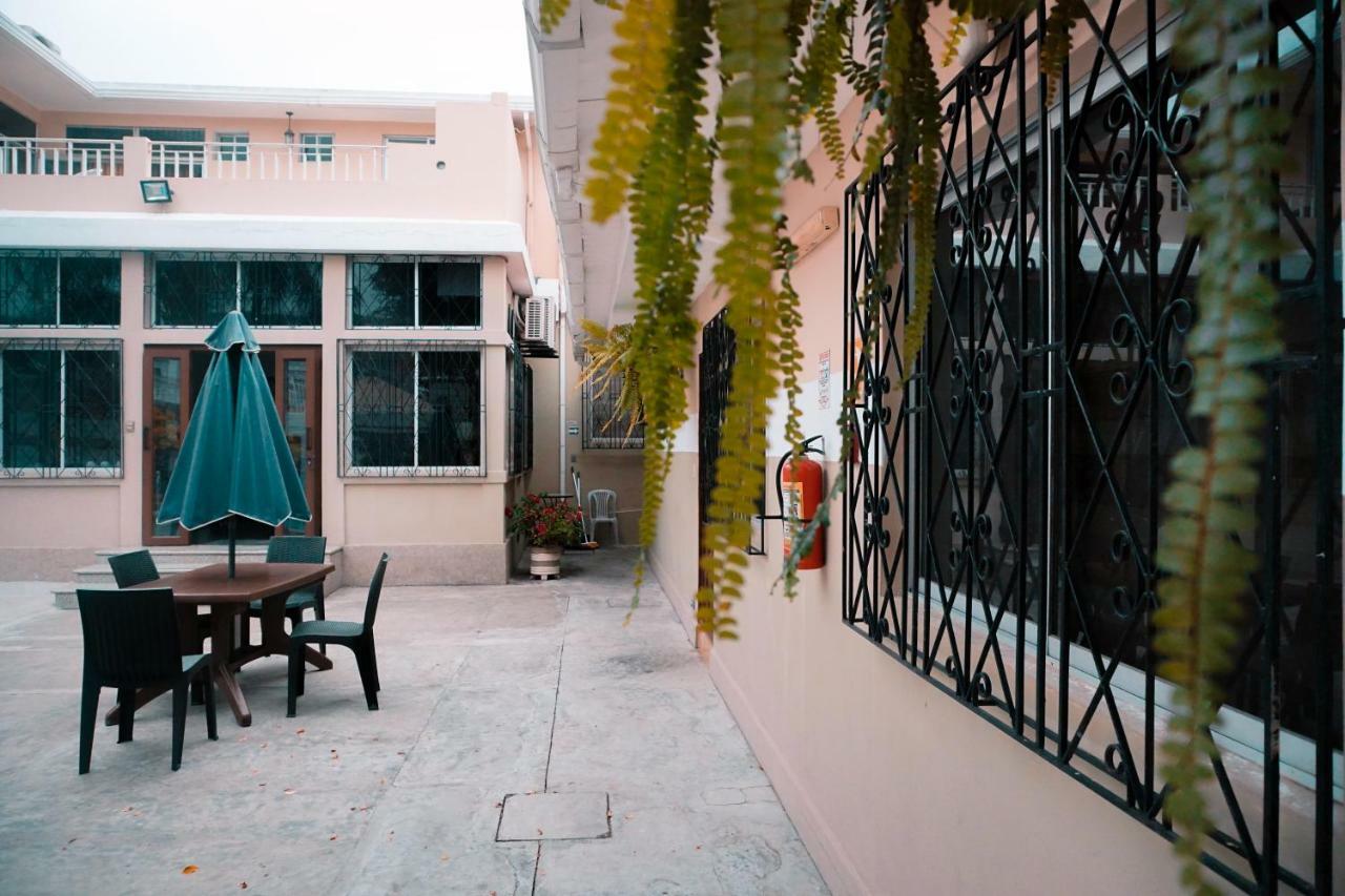 Urdesa Suites Hotel グアヤキル エクステリア 写真